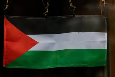 RIGA, LATVIA. 26 Ekim 2023. Eczanenin vitrininde Filistin bayrağı. 