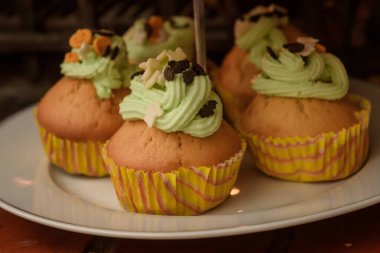 Yeşil kremalı Cadılar Bayramı çörekleri.