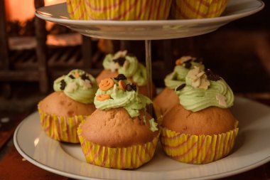 Yeşil kremalı Cadılar Bayramı çörekleri.