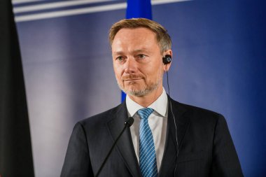 RIGA, LATVIA. 2 Kasım 2023. Christian Lindner (fotoğrafta), Almanya Maliye Bakanı ve Arvils Aseradens, Letonya Maliye Bakanı, basın toplantısında.