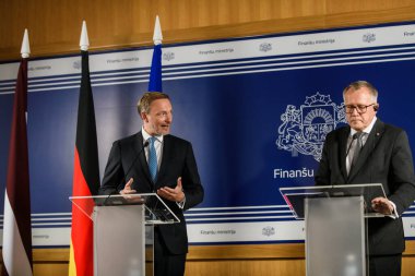 RIGA, LATVIA. 2 Kasım 2023. Christian Lindner (L), Almanya Maliye Bakanı ve Arvils Aseradens (R), Letonya Maliye Bakanı, basın toplantısında.