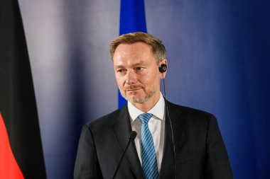 RIGA, LATVIA. 2 Kasım 2023. Christian Lindner (fotoğrafta), Almanya Maliye Bakanı ve Arvils Aseradens, Letonya Maliye Bakanı, basın toplantısında.