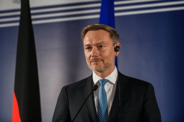 RIGA, LATVIA. 2 Kasım 2023. Christian Lindner (fotoğrafta), Almanya Maliye Bakanı ve Arvils Aseradens, Letonya Maliye Bakanı, basın toplantısında.