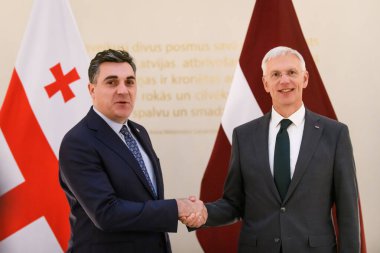 RIGA, LATVIA. 3 Kasım 2023. Ilia Darchiashvili (L) ve Gürcistan Dışişleri Bakanı Krisjanis Karins (R) ile bir araya geldiler, Letonya Dışişleri Bakanı.