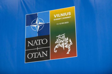 VILNIUS, LITHUANIA. 11 Temmuz 2023 NATO Vilnius 2023 zirve logosu.