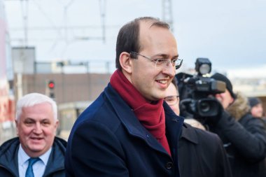 RIGA, LATVIA. 27 Aralık 2023. Marius Skuodis (fotoğrafta), Litvanya Ulaştırma ve Haberleşme Bakanı yeni uluslararası tren rotası Vilnius-Riga ile Riga 'ya geldi..