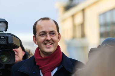 RIGA, LATVIA. 27 Aralık 2023. Marius Skuodis (fotoğrafta), Litvanya Ulaştırma ve Haberleşme Bakanı yeni uluslararası tren rotası Vilnius-Riga ile Riga 'ya geldi..