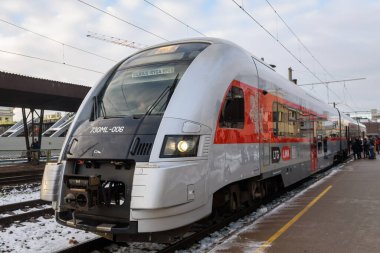 RIGA, LATVIA. 27 Aralık 2023. Litvanya Başbakanı Ingrida Simonyte yeni uluslararası tren rotası Vilnius-Riga ile Riga 'ya geldi.