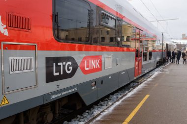 RIGA, LATVIA. 27 Aralık 2023. Litvanya Başbakanı Ingrida Simonyte yeni uluslararası tren rotası Vilnius-Riga ile Riga 'ya geldi.