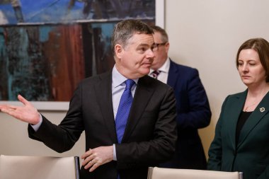 RIGA, LATVIA. 9 Ocak 2024. Arvils Aseradens, Letonya Maliye Bakanı Paschal Donohoe (fotoğrafta), Eurogroup Başkanı, Kamu Harcamaları Bakanı, Ulusal Kalkınma Planı Teslimatı ve İrlanda Reformu ile bir araya geldi.
