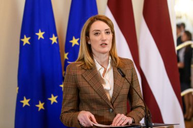 RIGA, LATVIA. 12 Ocak 2024. Roberta Metsola (fotoğrafta), Avrupa Parlamentosu Başkanı ve Letonya Parlamentosu Başkanı Daiga Mierina, toplantı sonrasında basın toplantısı düzenlediler..