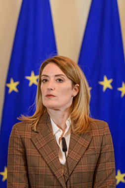 RIGA, LATVIA. 12 Ocak 2024. Roberta Metsola (fotoğrafta), Avrupa Parlamentosu Başkanı ve Letonya Parlamentosu Başkanı Daiga Mierina, toplantı sonrasında basın toplantısı düzenlediler..