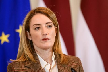 RIGA, LATVIA. 12 Ocak 2024. Roberta Metsola (fotoğrafta), Avrupa Parlamentosu Başkanı ve Letonya Parlamentosu Başkanı Daiga Mierina, toplantı sonrasında basın toplantısı düzenlediler..