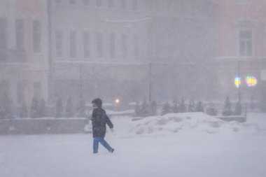 RIGA, LATVIA. 16 Ocak. Seçili odak fotoğrafı. Riga şehrinde yoğun kar yağışı.