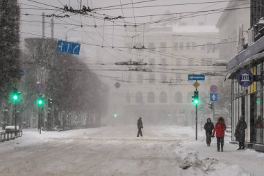 RIGA, LATVIA. 16 Ocak. Seçili odak fotoğrafı. Riga şehrinde yoğun kar yağışı.