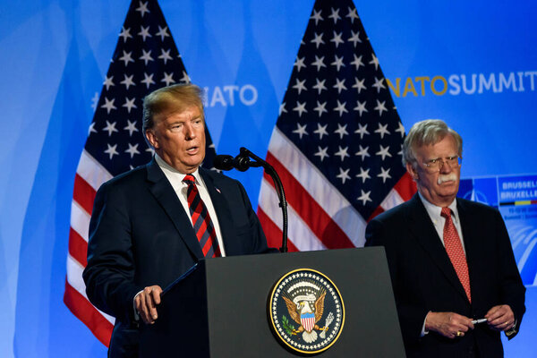 БРЮССЕЛЬ, БЕЛЬГИЯ. 12 июля 2018 года. Президент Соединенных Штатов Америки Дональд Трамп на пресс-конференции в рамках саммита НАТО по информационным технологиям в 2018 году.