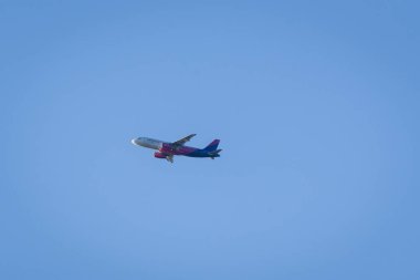 RIGA, LATVIA. 6 Mayıs 2018. Seçici odak fotoğrafı. Havada uçan Wizzair uçağı.