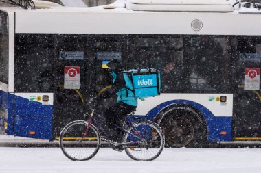 RIGA, LATVIA. 12 Ocak 2024. Riga şehrinde kar yağışı.