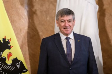 RIGA, LATVIA. 5 Mart 2024. Jan Jambon (fotoğrafta), Flanders Başkanı Letonya Başbakanı Evika Silina ile bir araya geldi.