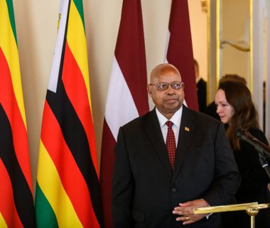 RIGA, LATVIA. 6 Mart 2024. Zimbabve Ulusal Meclisi Başkanı Jacob Francis Nzwidamilimo Mudenda, Letonya Meclis Başkanı Daiga Mierina ile bir araya geldi..