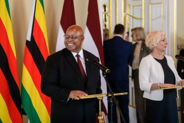 RIGA, LATVIA. 6 Mart 2024. Zimbabve Ulusal Meclisi Başkanı Jacob Francis Nzwidamilimo Mudenda (L), Letonya Meclis Başkanı Daiga Mierina (R) ile bir araya geldi..