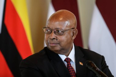 RIGA, LATVIA. 6 Mart 2024. Jacob Francis Nzwidamilimo Mudenda (fotoğrafta), Zimbabwe Ulusal Meclisi Başkanı, Letonya Meclis Başkanı Daiga Mierina ile bir araya geldi..