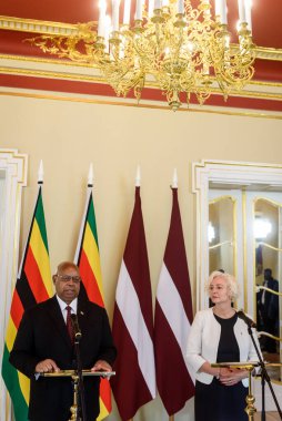 RIGA, LATVIA. 6 Mart 2024. Zimbabve Ulusal Meclisi Başkanı Jacob Francis Nzwidamilimo Mudenda (L), Letonya Meclis Başkanı Daiga Mierina (R) ile bir araya geldi..