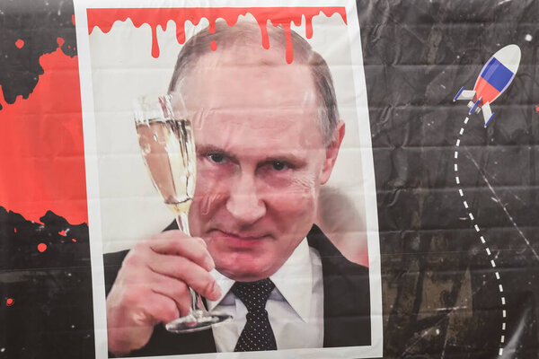 Рига, Латвия. 15 марта 2024 года. Знамя Владимира Путина, президента России на автобусе перед посольством России в Риге.