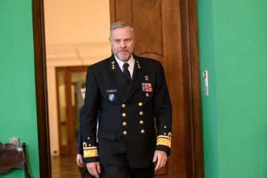 RIGA, LATVIA. 27 Mart 2024. Rob Bauer (fotoğrafta), NATO Askeri Komitesi Başkanı Edgars Rinkeviç ile bir araya geldi..