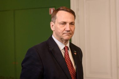 RIGA, LATVIA. 27 Mart 2024. Radoslaw Sikorski (fotoğrafta), Polonya Dışişleri Bakanı Edgars Rinkeviç ile görüştü, Letonya Cumhurbaşkanı.