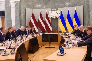 RIGA, LATVIA. 4 Nisan 2024. Toplantıda Denys Şmyhal (R), Ukrayna Başbakanı ve Letonya Başbakanı Evika Silina (L),