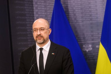 RIGA, LATVIA. 4 Nisan 2024. Denys Shmyhal (fotoğrafta), Ukrayna Başbakanı ve Letonya Başbakanı Evika Silina, basın toplantısında.