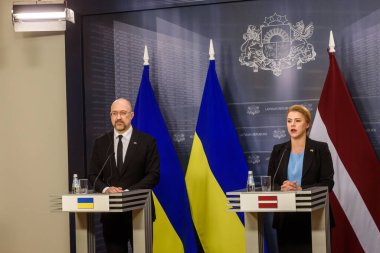 RIGA, LATVIA. 4 Nisan 2024. Letonya Başbakanı Denys Şmyhal (L), Ukrayna Başbakanı Evika Silina (R), basın toplantısında.