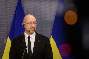 RIGA, LATVIA. 4 Nisan 2024. Denys Shmyhal (fotoğrafta), Ukrayna Başbakanı ve Letonya Başbakanı Evika Silina, basın toplantısında.