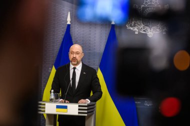 RIGA, LATVIA. 4 Nisan 2024. Ukrayna Başbakanı Denys Şmyhal ve Letonya Başbakanı Evika Silina basın toplantısında.