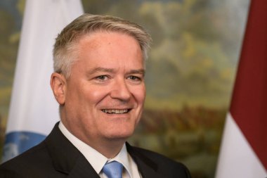 RIGA, LATVIA. 25 Nisan 2024. OECD Genel Sekreteri Mathias Cormann Letonya Cumhurbaşkanı Edgars Rinkeviç ile bir araya geldi.