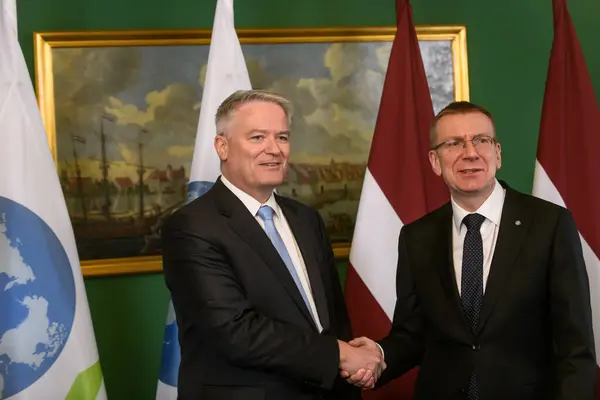 Riga 拉特维亚 2024年4月25日经合组织秘书长马蒂亚斯 科尔曼会见了拉脱维亚总统爱德华 林克维奇 免版税图库照片