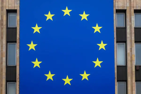 Riga 拉特维亚 2024年4月19日 在拉脱维亚加入欧盟20周年之际 欧盟旗帜悬挂在国会大厅的立面上 图库图片