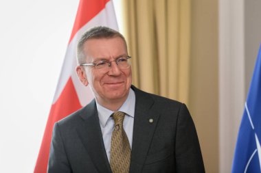 RIGA, LATVIA. 13 Mayıs 2024. Edgars Rinkevics (fotoğrafta), Letonya Devlet Başkanı, Kanada Genelkurmay Başkanı Wayne Eyre 'ye Letonya' nın en yüksek onurunu sunar..