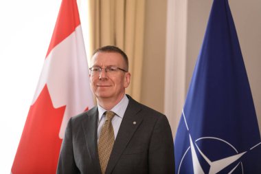 RIGA, LATVIA. 13 Mayıs 2024. Edgars Rinkevics (fotoğrafta), Letonya Devlet Başkanı, Kanada Genelkurmay Başkanı Wayne Eyre 'ye Letonya' nın en yüksek onurunu sunar..
