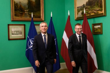 RIGA, LATVIA. 11 Haziran 2024. Jens Stoltenberg (L), NATO Genel Sekreteri ve Edgars Rinkeviç (R) Letonya Cumhurbaşkanı B9 'a (Bükreş 9) geldi..