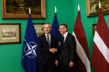 RIGA, LATVIA. 11 Haziran 2024. Jens Stoltenberg (L), NATO Genel Sekreteri ve Edgars Rinkeviç (R) Letonya Cumhurbaşkanı B9 'a (Bükreş 9) geldi..