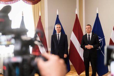 RIGA, LATVIA. 11 Haziran 2024. Letonya 'nın (R) Başkanı Edgars Rinkeviç, B9 (Bükreş Dokuzuncu) SUMIT 2024 sırasında üç yıldızın düzenini Jens Stoltenberg' e (L) sundu..