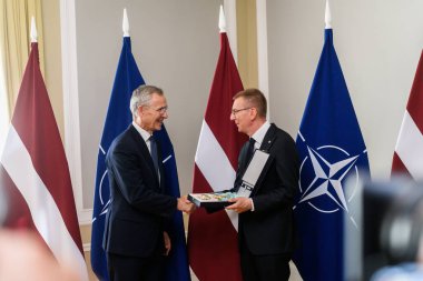 RIGA, LATVIA. 11 Haziran 2024. Letonya 'nın (R) Başkanı Edgars Rinkeviç, B9 (Bükreş Dokuzuncu) SUMIT 2024 sırasında üç yıldızın düzenini Jens Stoltenberg' e (L) sundu..