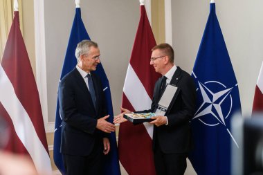 RIGA, LATVIA. 11 Haziran 2024. Letonya 'nın (R) Başkanı Edgars Rinkeviç, B9 (Bükreş Dokuzuncu) SUMIT 2024 sırasında üç yıldızın düzenini Jens Stoltenberg' e (L) sundu..