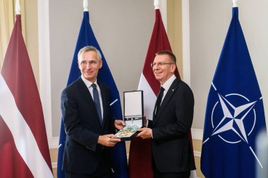 RIGA, LATVIA. 11 Haziran 2024. Letonya 'nın (R) Başkanı Edgars Rinkeviç, B9 (Bükreş Dokuzuncu) SUMIT 2024 sırasında üç yıldızın düzenini Jens Stoltenberg' e (L) sundu..