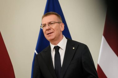 RIGA, LATVIA. 11 Haziran 2024. Letonya Cumhurbaşkanı Edgars Rinkeviç, B9 (Bükreş Dokuzuncu) SUMIT 2024 sırasında üç yıldızın emrini Jens Stoltenberg 'e sundu..