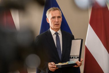 RIGA, LATVIA. 11 Haziran 2024. Letonya Cumhurbaşkanı Edgars Rinkeviç, B9 (Bükreş Dokuzuncu) SUMIT 2024 sırasında Letonya 'nın en yüksek onurunu sundu - Jens Stoltenberg' e Üç Yıldız Nişanı (fotoğrafta), NATO Genel Sekreteri.
