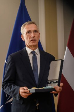 RIGA, LATVIA. 11 Haziran 2024. Letonya Cumhurbaşkanı Edgars Rinkeviç, B9 (Bükreş Dokuzuncu) SUMIT 2024 sırasında Letonya 'nın en yüksek onurunu sundu - Jens Stoltenberg' e Üç Yıldız Nişanı (fotoğrafta), NATO Genel Sekreteri.