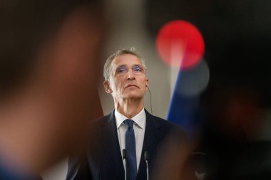 RIGA, LATVIA. 11 Haziran 2024. NATO Genel Sekreteri (fotoğrafta) Jens Stoltenberg, Letonya Cumhurbaşkanı Edgars Rinkeviç ile B9 zirvesinde düzenlediği basın toplantısında.